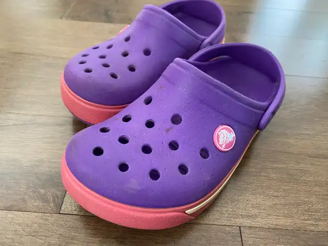 Soulier enfant sandale fille girl shoes crocs croc 10 11 in Kids & Youth in Longueuil / South Shore - Image 2