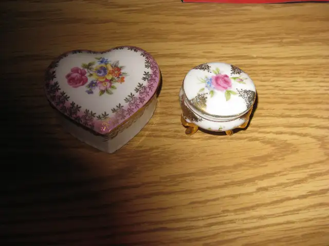 PLUSIEURS ARTICLES EN PORCELAINE in Arts & Collectibles in Laval / North Shore - Image 8
