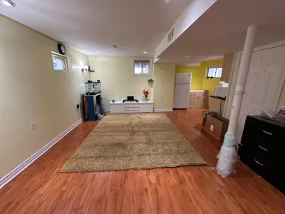 1 Bedroom Basement Apartment Separate Entrance with Concrete Walkway safe for Snowy winters -Quiet n...