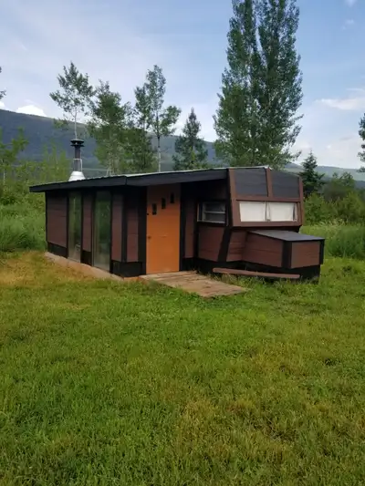 Customized 5th wheel trailer on 8 acre property
