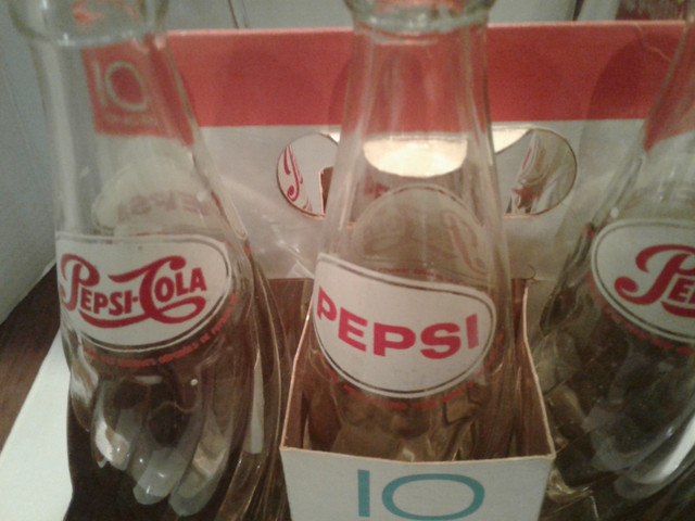 VINTAGE PEPSI 6 PACK CARTON BOTTLES AND SIGN in Arts & Collectibles in Kawartha Lakes - Image 2