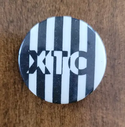 Bouton à épingle (Pin)" XTC" Vintage 1970- 1980, View more