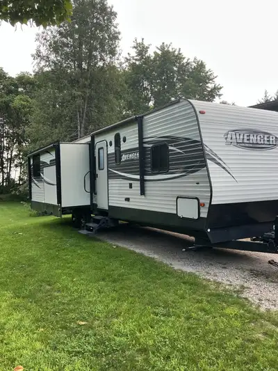 2nd owner, 2 slides, sleeps 4. Rear kitchen, pullout couch and Recliner sofa, TV, lots of floor area...