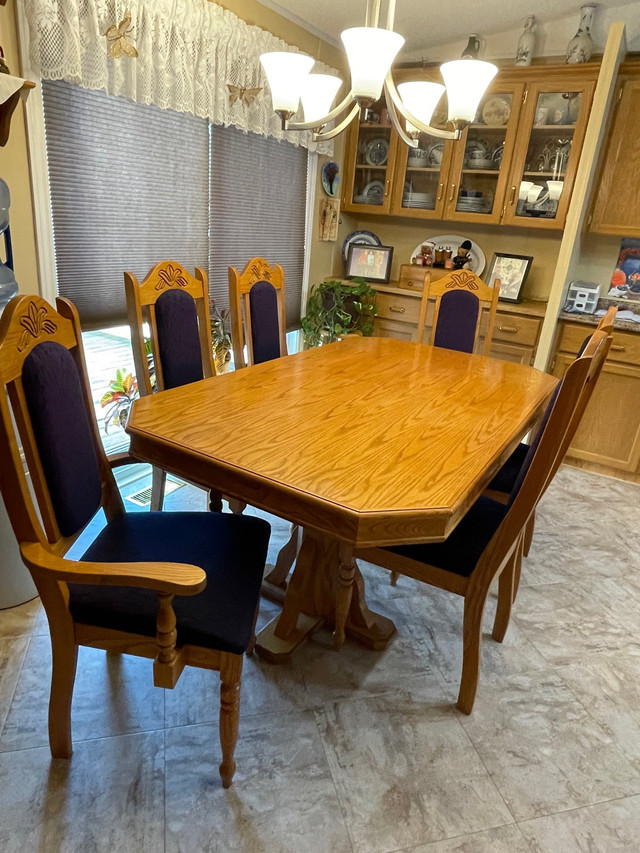 Hardwood dining room set   in Dining Tables & Sets in Petawawa - Image 2