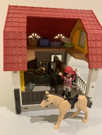 25 $ PLAYMOBIL écurie avec chevaux et accessoires de ferme, parfait pour cadeau de fin d’année scola...