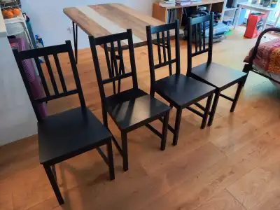 J'ai quatre chaises Ikea en bois, élégantes, parfaites pour compléter votre salle à manger ou votre...