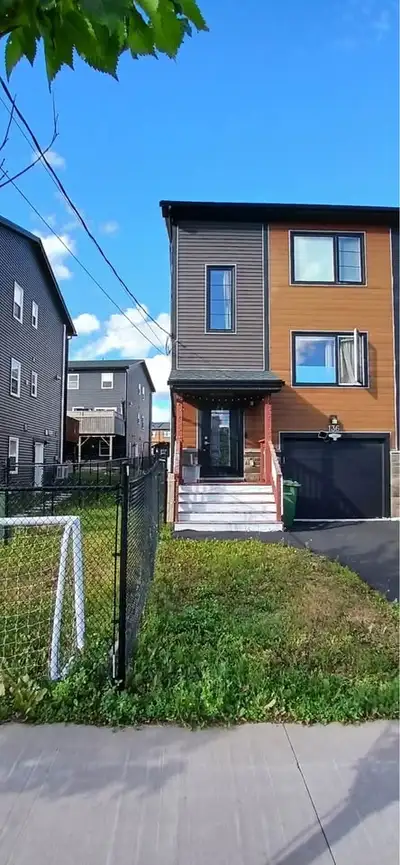 Modern Semi-Detached House for Rent – Honeygold Dr, Halifax Looking for a spacious, modern, and well...