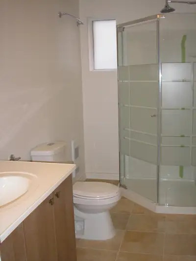Grand 3 1/2 demi-sous-sol bien éclairé, près de l'hôpital Fleury, grande salle de séjour, une chambr...
