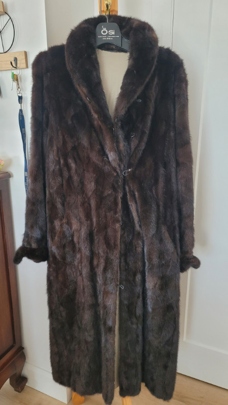 Manteau fourrure dans Femmes - Hauts et vêtements d'extérieur  à Drummondville