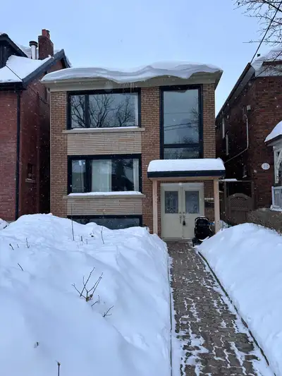 Renovated bright Executive 3 bedroom, 1 bathroom apartment on Wychwood Ave. ***Available April 1st**...