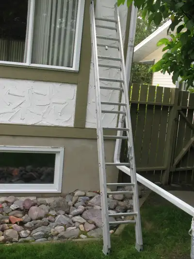 20 foot aluminum extension ladder, excellent condition. Hardly used.