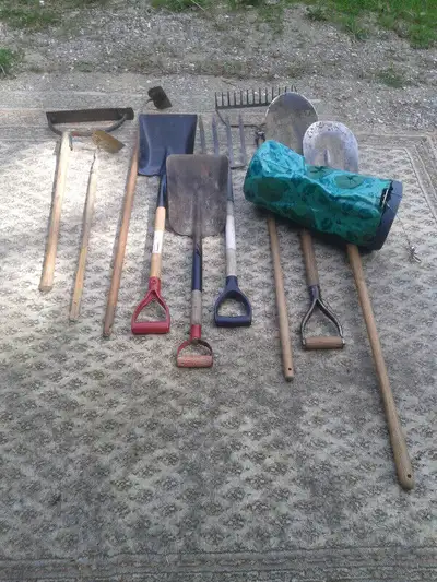 - hanging bag for tomato / tomate 20 *10in dia. 5$ - 2 round point garden shovel 8 ½ in / pelle rond...
