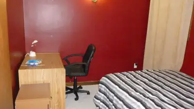 FURNISHED, ALL INCLUSIVE ROOM AVAILABLE FOR STUDENT OR YOUNG WORKING PROFESSIONAL ON DIRECT BUS TO B...