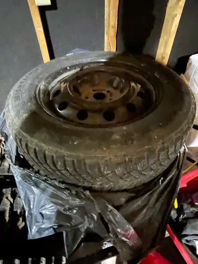 4 pneus en excellent état , sur jantes en acier, un hiver, facture à l’appui, 245/60r18. Était sur a...