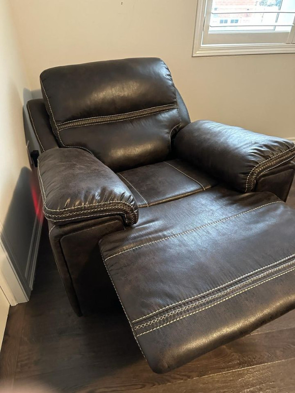Genuine Leather Electric Power Recliner . in Chairs & Recliners in Belleville - Image 4