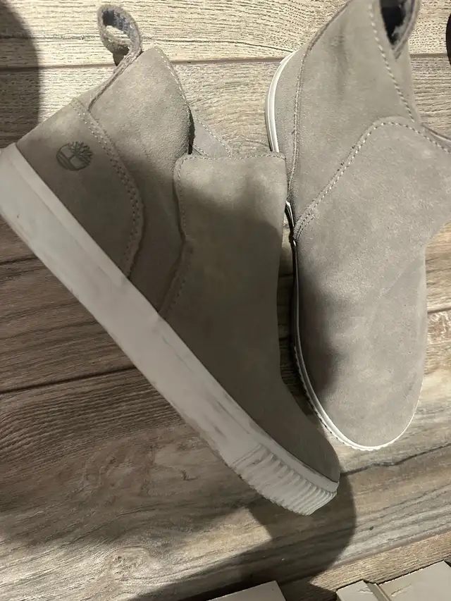 Timberland Chelsea Boots in Women's - Shoes in City of Toronto - Image 5