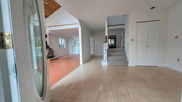 Spacious 4 Bedroom + Den Richmond Home – Garage – Available Now