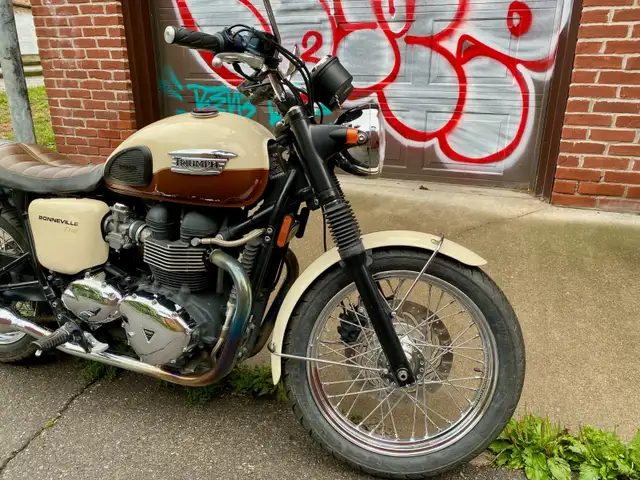 2011 Triumph Bonneville T100 Motorcycle – Rare Chocolate & Cream in Street, Cruisers & Choppers in City of Toronto - Image 5
