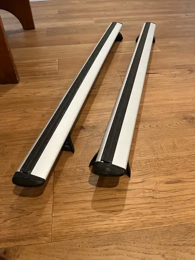 Selling a Thule Wingbar Evo 118 in silver, along with the Thule Rapid Podium 460R foot pack and the...