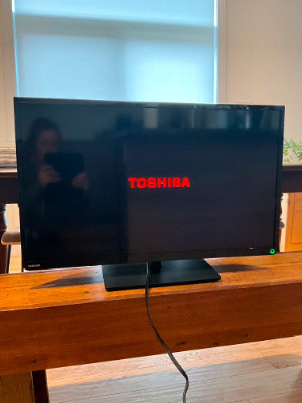 32” TOSHIBA 32L1300UC 720p 120Hz LED HDTV (Black) Remote Incl. in TVs in Barrie - Image 2