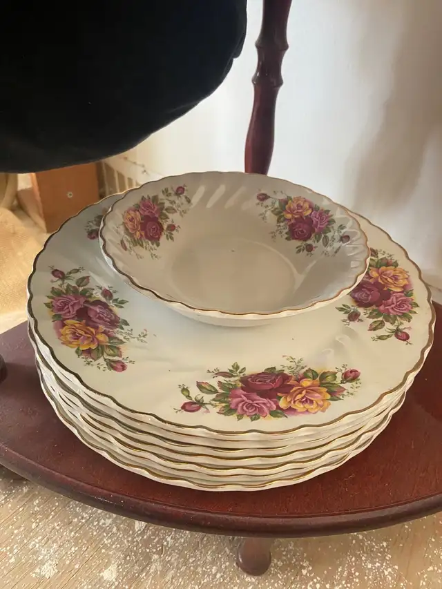 MYOTT ROSE GARDEN IRONSTONE WARE DINNER PLATE MADE IN ENGLAND in Kitchen & Dining Wares in Mississauga / Peel Region - Image 2