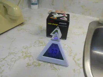 1-COLOR CHANGE DIGITAL ALARM CLOCK GLOWING LED ETAT=NEUF., View more