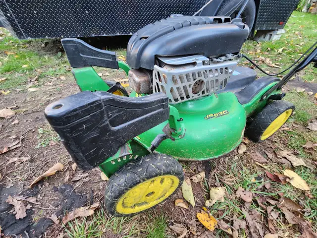 John Deere Commercial Self Propelled Zero Turn Lawnmower 6.75 HP in Lawnmowers & Leaf Blowers in Windsor Region - Image 2