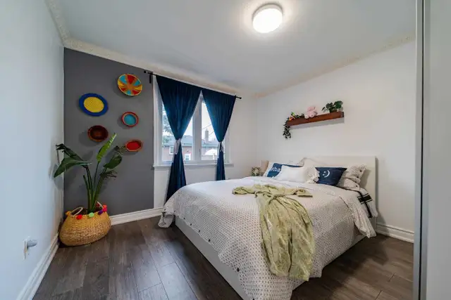 Private Room at $700  utilities in Scarborough