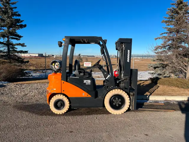 * LOW HOUR * Used Doosan G25 2020 Indoor Outdoor 5000lb Forklift in Other in Saskatoon - Image 11