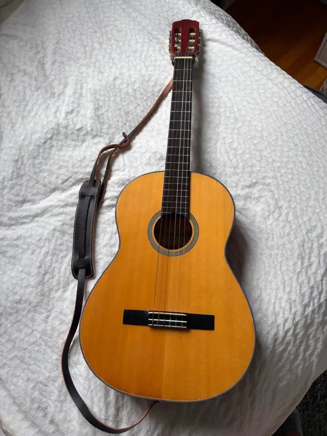 Zen-On Classical Guitar (Includes strap + case) in Guitars in Ottawa - Image 2