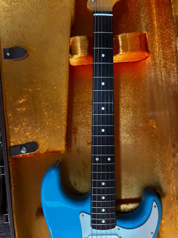 Incredible Vintage USA Fender Stratocaster 62 Reissue AVRI in Guitars in Saskatoon - Image 6