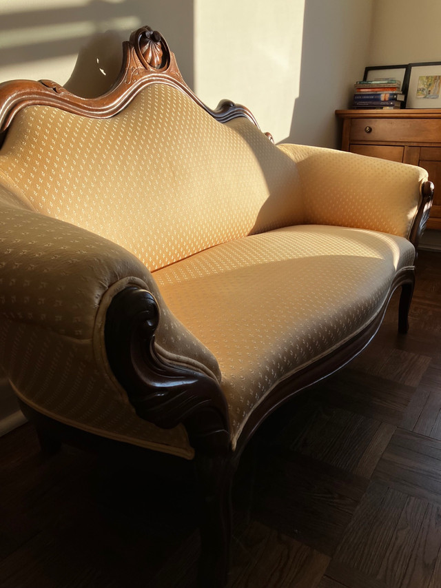 Antique loveseat / settee in Arts & Collectibles in City of Toronto