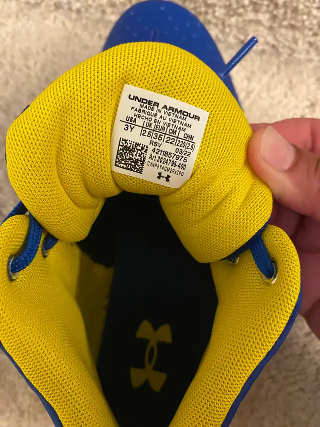 Shoe Under Armour size 3Y - EUR 35 (New) in Clothing - 2T in Calgary - Image 4