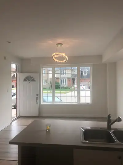 Spacious & bright 3 bedroom unit