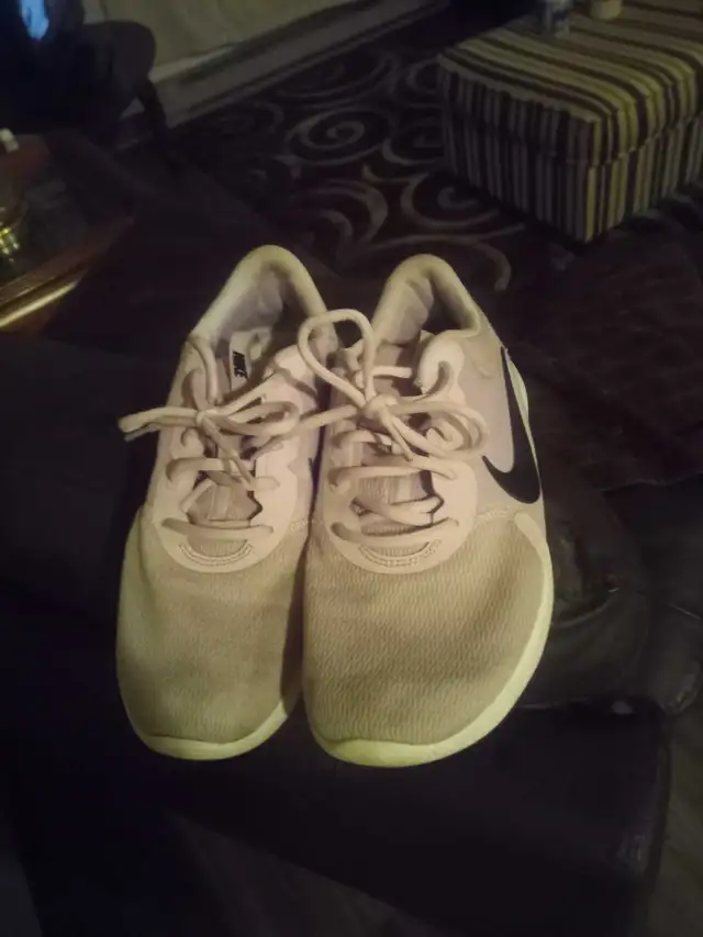 Nike Tanjun women's size 9 in Men's Shoes in Kitchener / Waterloo - Image 2