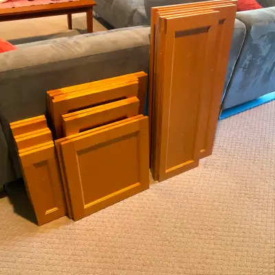 Used maple wood 6 x drawer covers, 14 x cabinet doors, good for the full kitchen.