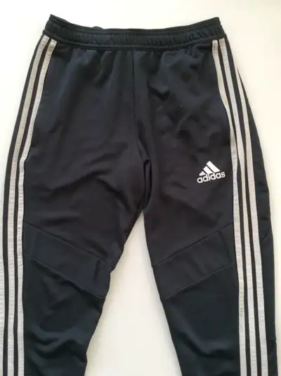Size Men's S or Youth L Aeroready Tapered Black Two pockets with zippers Zippers at bottom of pant l...