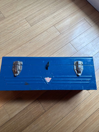 VINTAGE STEEL CANADIAN TIRE TOOL BOX VINTAGE MECHANIC KIT