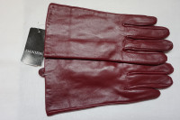 BRAND NEW NEVER WORN. Danier, Women’s Leather gloves crimson, L