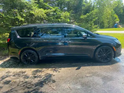 Custom 2018 Chrysler Pacifica Hybrid EV Fully Loaded Van TV/DVD NAVIGATION PANORAMIC SUNROOF LEATHER...
