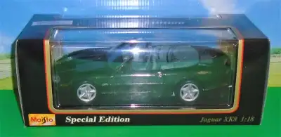 Modèle Maisto Diecast...De ma collection...Jaguar XK 8 (1996) absolument comme flambante neuve dans...