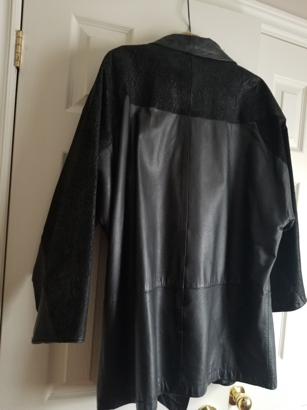 Leather coat - like new. Size 18-20. in Women's - Tops & Outerwear in Norfolk County - Image 2