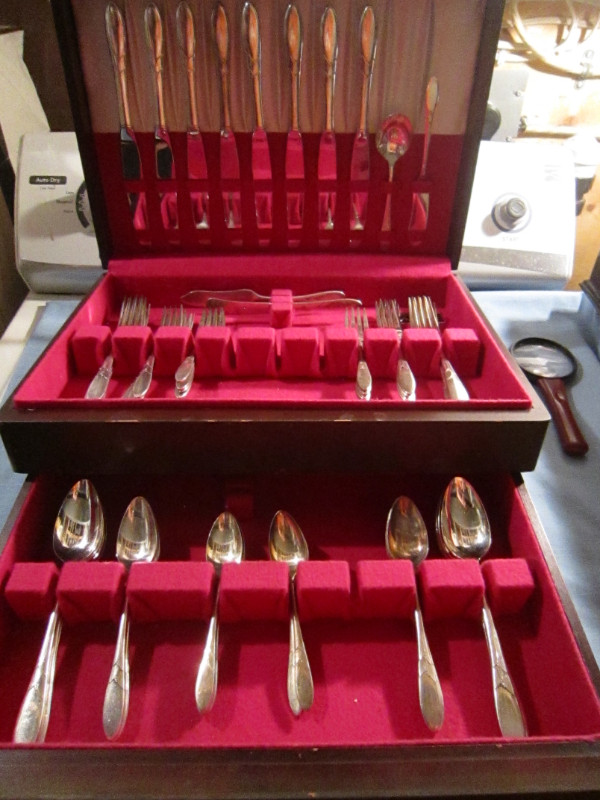 LADY HAMILTON silverware set, Service for 8 in Arts & Collectibles in Charlottetown - Image 2