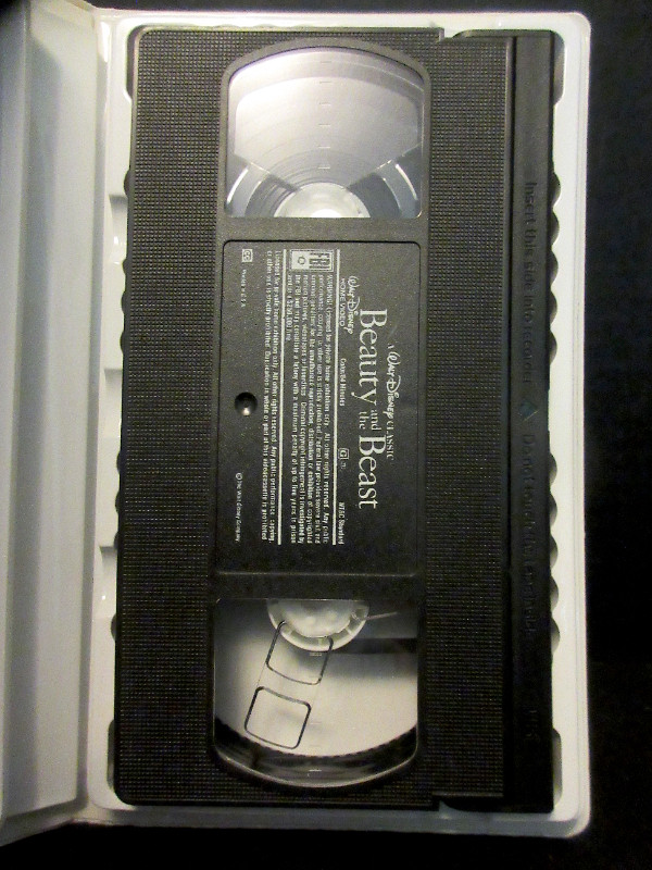 Disney Clamshell Movies VHS x 5 "Bambi, Aladdin, Tarzan, etc" VG in CDs, DVDs & Blu-ray in Stratford - Image 4