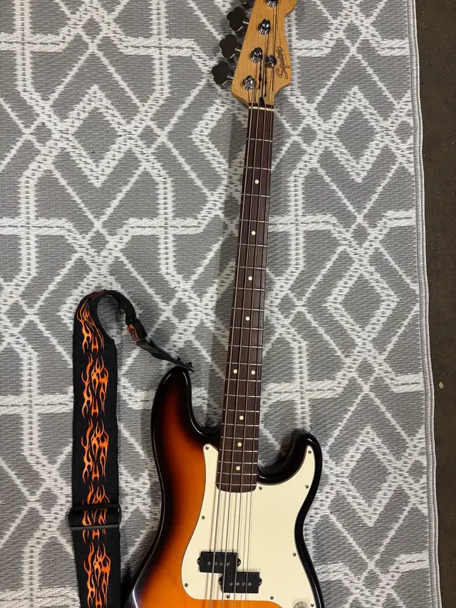 Bass Guitar in Guitars in Edmonton - Image 8