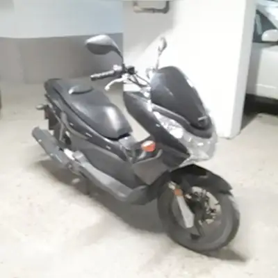 2013 Honda scooter, no accidents, 11,000 km, excellent gas mileage, motorcycle license required, exc...