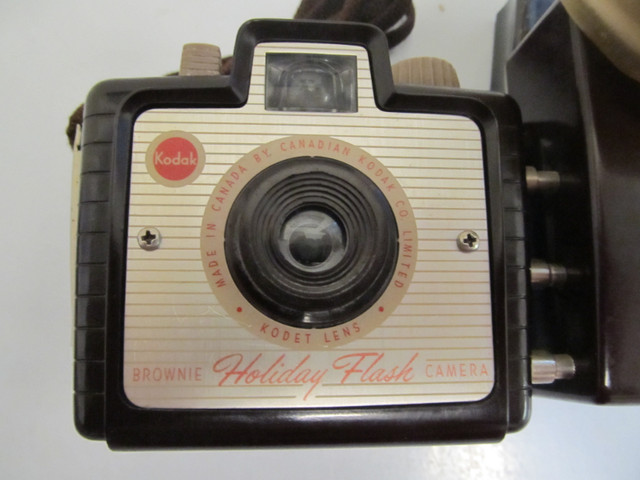 CAMERA - KODAK BROWNIE HOLIDAY FLASH + FLASH – 1950’s in Cameras & Camcorders in City of Halifax - Image 3