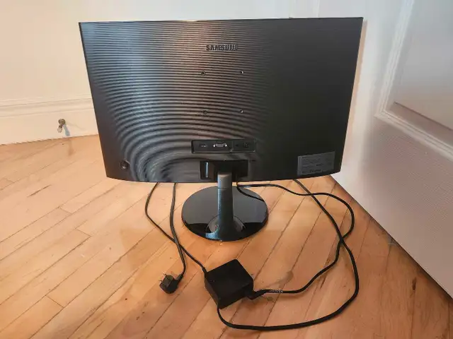 Moniteur Samsung in Monitors in City of Montréal - Image 3
