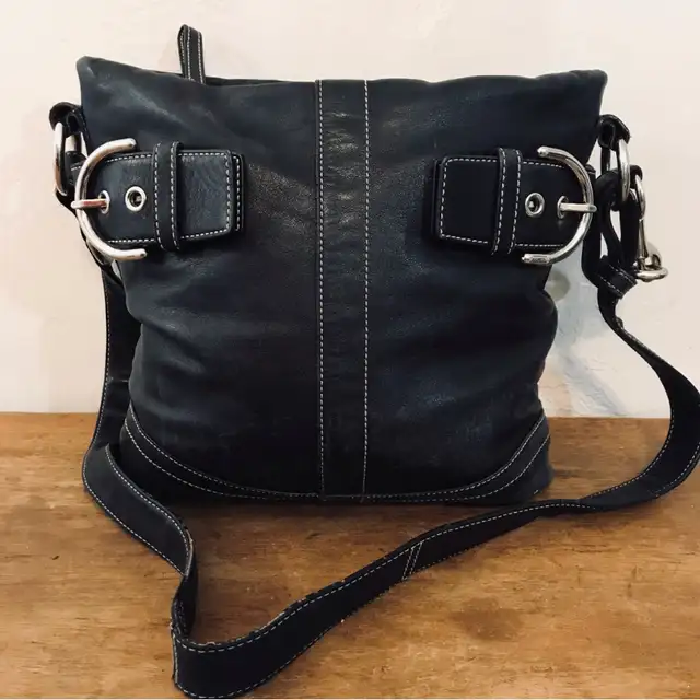 Coach leather bag in Women's - Bags & Wallets in City of Montréal - Image 2
