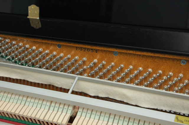 Full size upright Suzuki acoustic piano for sale! in Pianos & Keyboards in Markham / York Region - Image 3